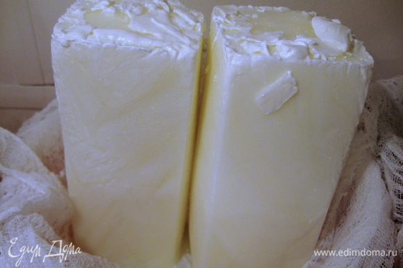 В первую очередь готовим главный ингредиент для творожного слоя – творожный сыр из мацони. Этот способ приготовления творожной массы хорошо описан в рецепте Виктории (Ла Ванда) http://www.edimdoma.ru/retsepty/42531-domashniy-tvorog Мацони кладём в морозилку часов на 10-12 до полного замораживания. Выстилаем дуршлаг марлей и ставим в эту конструкцию замороженные глыбы мацони. И всё это оставляем в теплом месте до полного выхода сыворотки. Это займёт 8-12 ч. в зависимости от окружающей температуры. Теперь готовую творожную массу можно переложить в подходящую ёмкость.