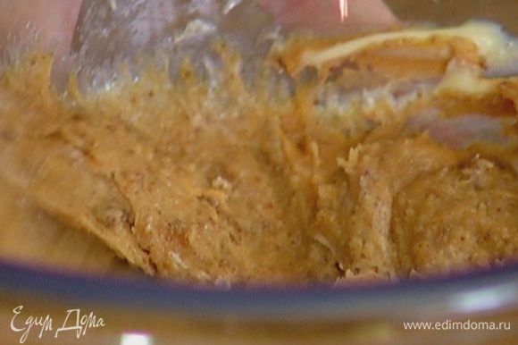 Предварительно размягченное сливочное масло соединить с арахисовым маслом, сахарным песком и мусковадо, вымешать.