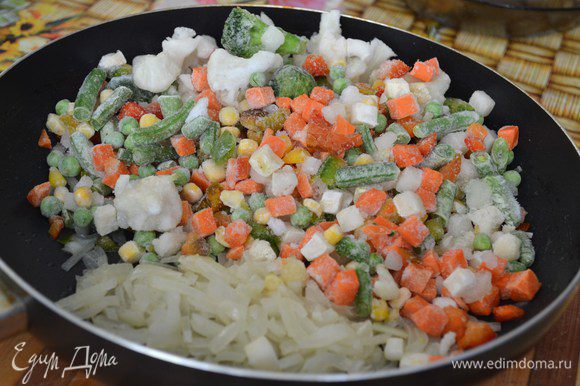рис с замороженными овощами на сковороде с соевым соусом и яйцом | Дзен