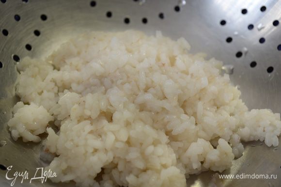 Отварить рис в 350 гр. воды в подсоленной воде, около 15-20 мин. (в зависимости от вашего сорта риса). Рис, который использовала я, сварился за приблизительно 15 мин.