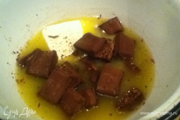 Разогрейте духовку до 180 градусов. На водяной бане растопите сливочное масло с шоколадом.