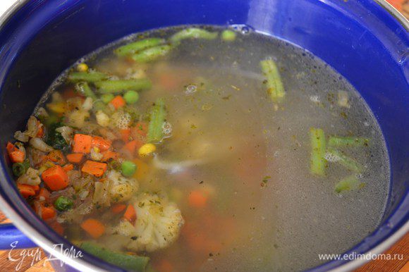 Процеженный бульон вернуть в кастрюлю. Добавить овощи, картофель, рис, немного приправы. Поставить снова на огонь. Добавить соль, перец по вкусу. Довести до кипения. Добавить нарезанный укроп. Выключить суп.