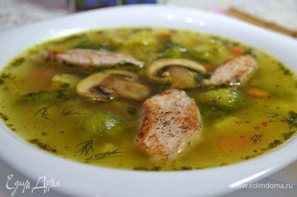 Готовый суп подавать налив в тарелки, выложив поверх грибы и куриное филе.