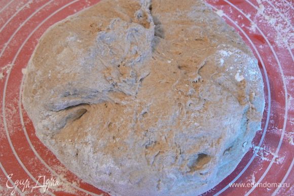 Теперь хорошо вымесить, если тесто будет через чур мягкое, то добавить немножко белой муки.