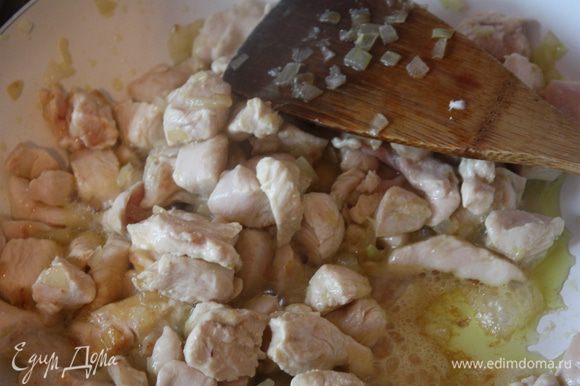 Лук мелко нарезать и обжарить на оливковом масле до золотистого цвета. Добавить курицу и обжаривать,пока курица не станет белой.примерно 10 минут.