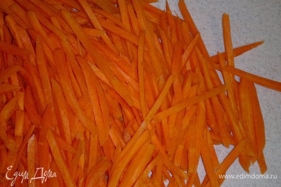 Морковь нашинковать длинной тонкой соломкой. Правильно было бы нарезать ее руками, что мама чаще и делает. Но для экономии времени можно воспользоваться специальной теркой