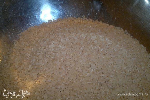 Рис помыть, выложить часть в казанок, затем подготовленный изюм и накрыть оставшимся рисом. Из приправ мама кладет в плов только барбарис. Накрыть крышкой