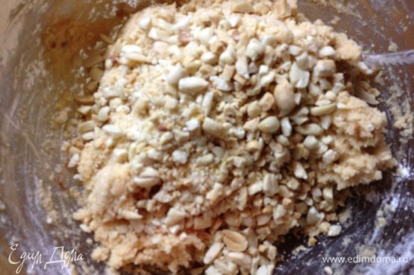 Сливочное масло, арахисовое масло,яйцо и оба вида сахара взбиваем в пену. Постепенно добавляем муку, замешиваем густое тесто. Добавляем арахис.