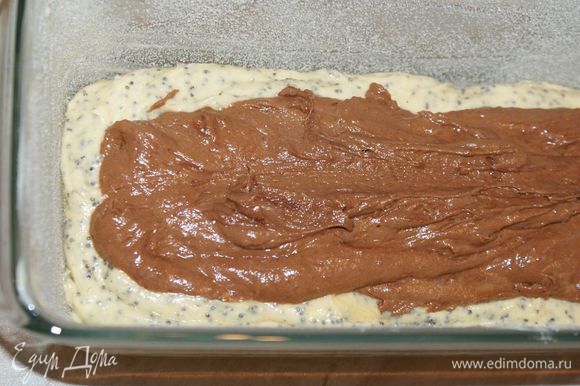 Посередине вдоль формы сделать углубление, и выкложить в него тесто с шоколадом.
