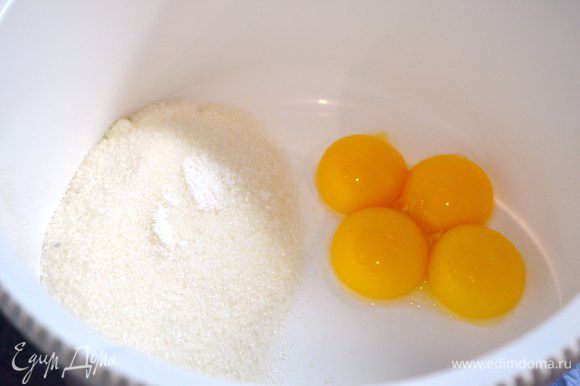 Сахар смешать с желтками, ванильным сахаром и водой.