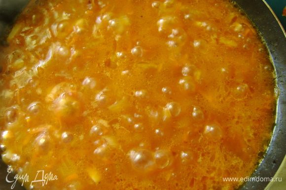 Сделать зажарку - обжарить чеснок, лучок и морковь в растительном масле,добавить томат и потомить еще минут 15.