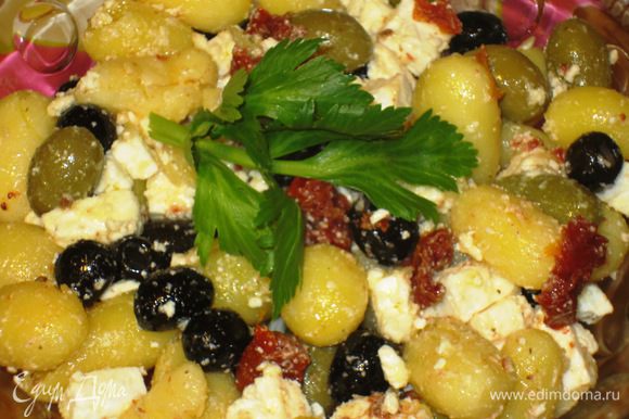 Соединить картофель,оливки, маслины, вяленые помидоры, фету. Заправить оливковым маслом и поперчить. Приятного аппетита:)