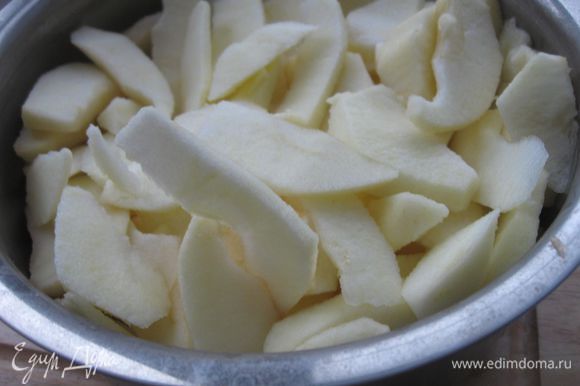 Яблоки очистить от кожуры и нарезать на тонкие пластиночки, похожие на лепестки . Чем тоньше, тем нежнее получится пирог.