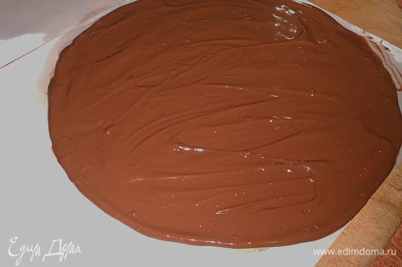 Итак, начнем. Первое, что я сделала, это растопила на водяной бане шоколад, затем на листах пергамента начертила круги (листы пергамента я слегка промазала растительным маслом), размеры кругов должны быть меньше размера формы, в которой будет собираться семифредо на 4-5 см. На каждый начерченный круг нанесите тонким слоем шоколад, как на фото, и поместите листы с шоколадом в морозилку на 5-10 минут, с этого количества шоколада у меня получилось 6 шоколадных дисков. Через 10 минут шоколадные диски аккуратно снять с листа и сложить один на один, прокладывая между ними пищевую пленку, диски положить назад в морозилку, пусть там лежат до процесса собирания всего семифредо.