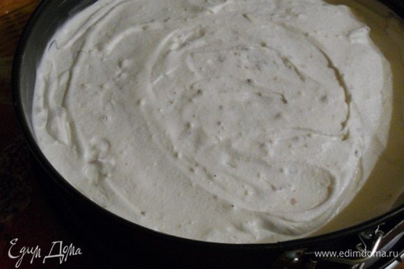 Теперь половиной сливочного крема заполняем промежутки между формой и бисквитом, затем покрываем и бисквит. Ставим форму в морозилку на 2 часа.