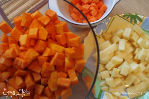 Чистим овощи и режем картофель, тыкву и морковь кубиками.