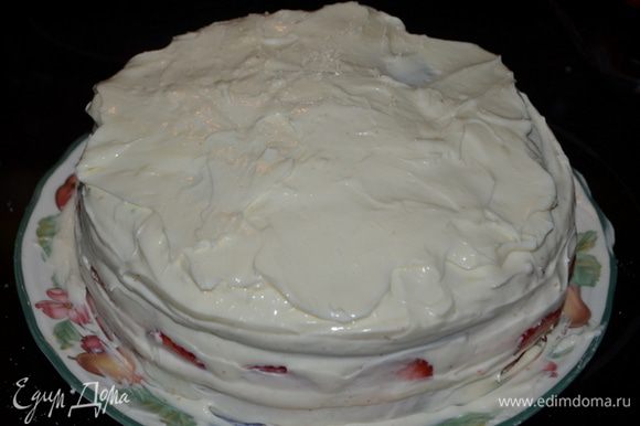 Сверху клубники покроем глазурью, затем слой бисквита и оставшуюся глазурь распределим по всему торту.