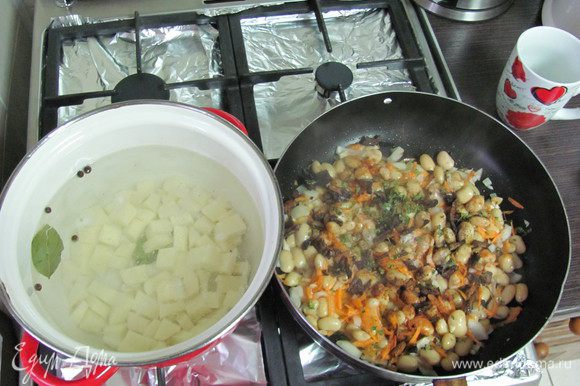 На разогретую сковороду вливаем масло и добавляем наши овощи ( кроме чеснока) +грибы. Тушим около 5-7 мин.