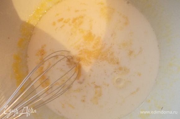 Для приготовления крема, желтки и яйца взбить с сахаром. Добавить муку, крахмал и влить молоко. Поставить на водяную баню, без прерывно помешивая, до загустения.