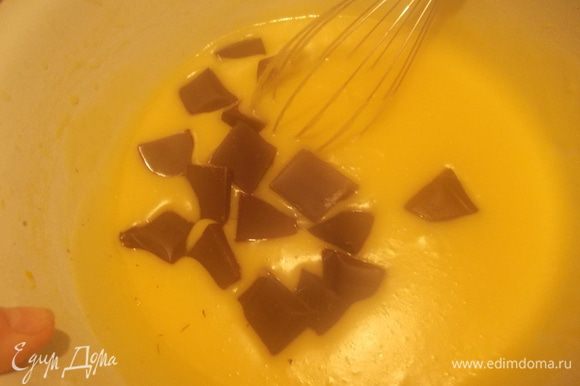 В горячий крем добавить шоколад и перемешивая растворить его.