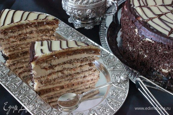 Бока торта украсила шоколадной соломкой из-за недостаточного количества миндальных лепестков.