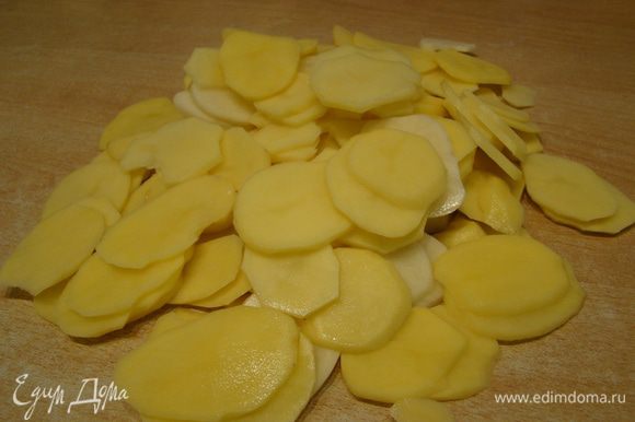 Картофель вымыть, почистить, нарезать на тонкие кружки