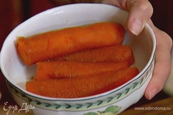 Морковь отварить, затем почистить.