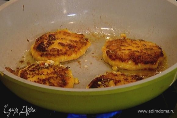 Разогреть в сковороде оливковое масло и жарить сырники с каждой стороны до золотистого цвета. Подавать сырники со сметаной.