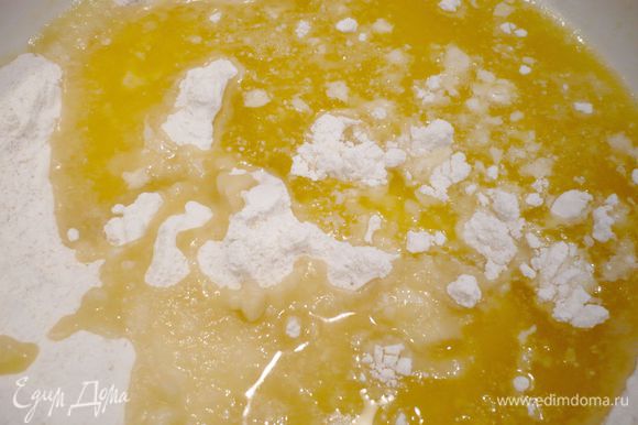 Растапливаем сливочное масло. Муку смешиваем с сахаром и щепоткой соли и вливаем горячее масло, перемешиваем в комбайне (или даем слегка остыть и перемешиваем вручную).