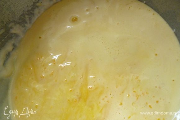 Молочно-дрожжевую смесь смешать с третью муки. К этому тесту добавляют растительное масло, взбивают с сахаром яйца и перемешивают.