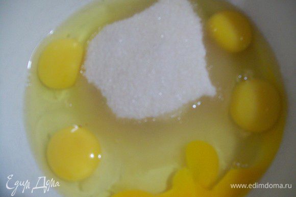 Яйца взбить с сахаром до бела. Добавить соль.