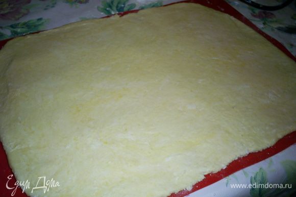 Раскатываем тесто в прямоугольный пласт толщиной примерно 0,5см, посыпаем мукой...