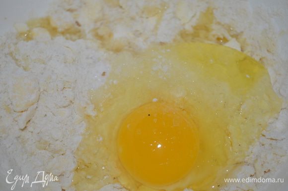 добавляем яйцо и замешиваем плотное тесто.