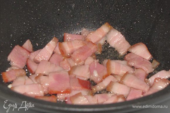 В сотейнике или кастрюле с толстым дном разогреть 1 ст. л. оливкового масла и обжарить бекон, помешивая 5 мин. Переложить на тарелку.
