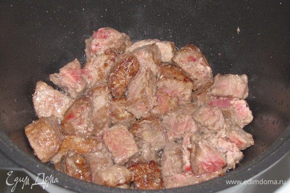 Порциями обжарить куски говядины на сильном огне до коричневого цвета, при необходимости подливая масло. Переложить на тарелку.
