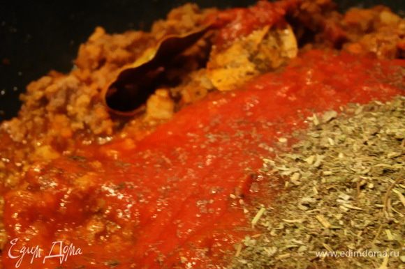...томаты + соль и перец по вкусу + лавровый лист и остальные специи