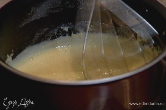 Влить желтковую массу в кастрюлю с молоком и, непрерывно помешивая, прогревать соус на медленном огне, пока он не загустеет.