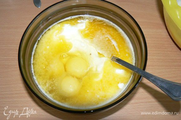 Сливочное масло растапливаем и остужаем до комнатной температуры. В небольшой миске смешиваем яйца, кефир и растопленное масло.