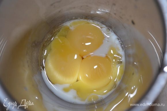 Яйца разделить на белки и желтки
