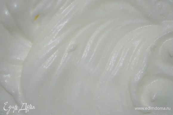 белки взбить с щепоткой соли в крепкую пену