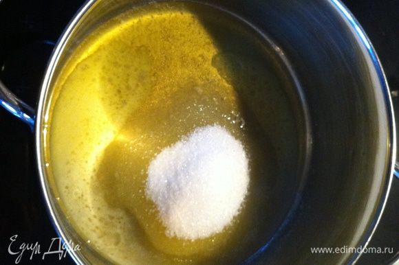 Сливочное масло растопить в кастрюле, снять с огня и добавить сахар. Дайте сахару растопиться в масле.