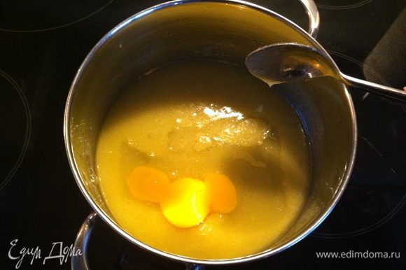 Добавить яйцо и перемешать до однородной массы