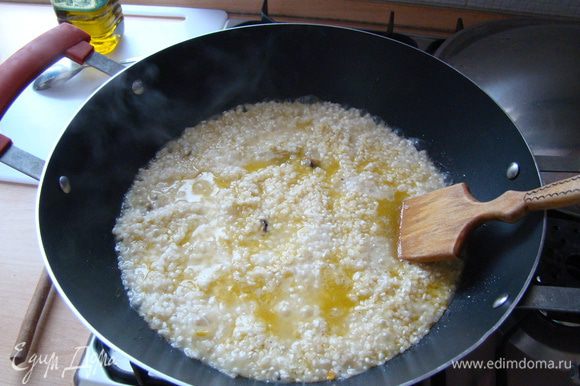 Всыпать рис, прогреть его минуты 2-3, залить вином, добавить немного (1 чашку) горячего бульона/воды, чтобы он слегка покрыл рис