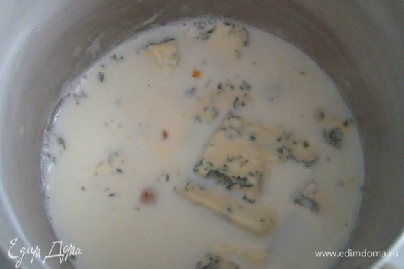 Вскипятить молоко, добавить к нему сыр.