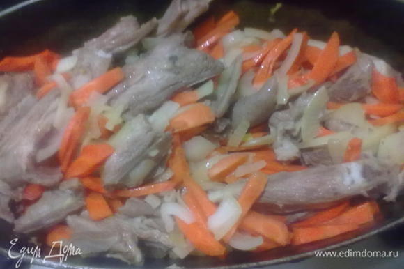 В казанке (у меня утятница) сначала хорошо обжариваем мясо, затем добавляем лук и морковь, все хорошо перемешиваем, пока объем не уменьшится почти вдвое. Овощи за это время станут более мягкими.