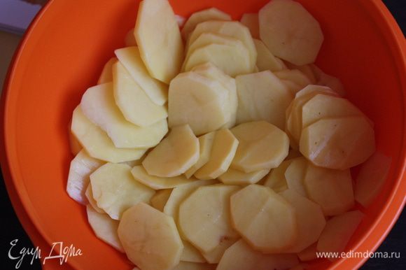 Теперь начинка. Чистим картофель и нарезаем его на тонкие кружочки (или при помощи специальной терки или ножом).