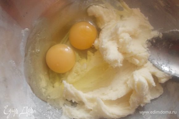 В миске взбиваем масло с сахаром и постепенно добавляем яйца и молоко