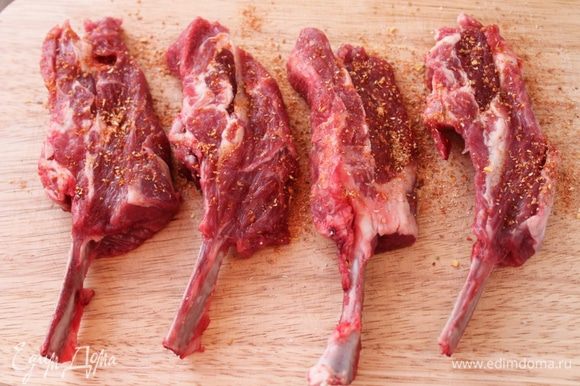 Посыпать мясо частью специй и оставить на 30 минут.