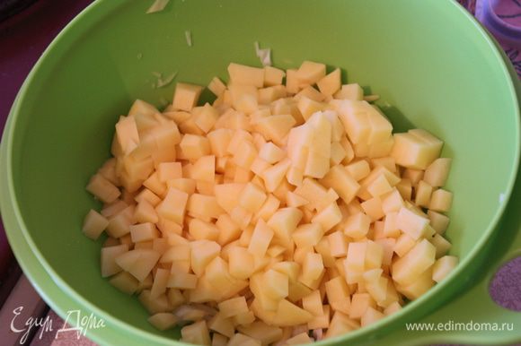 Картофель нарезаем небольшими кубиками.