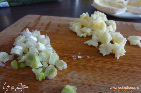 Белую часть зеленого лука мелко порубить, сырную серединку порвать руками на мелкие кусочки.